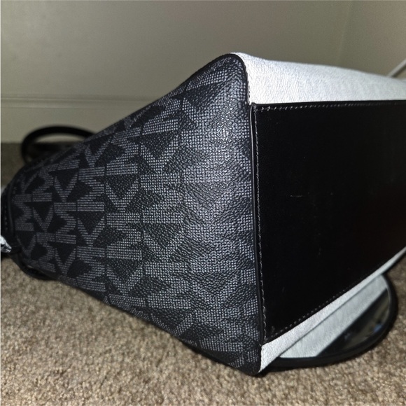 Michael Kors Monochrome Women's Tote, NWT - Picture 7 of 15